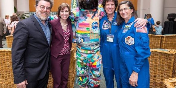 Встреча с астронавтом NASA Николь Стотт и художником Йеном Сайеном 