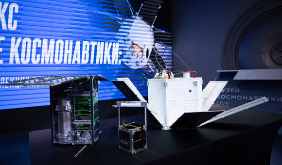В Музей космонавтики передали три макета спутников