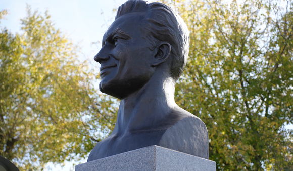 На Аллее космонавтов открылся памятник Герману Титову