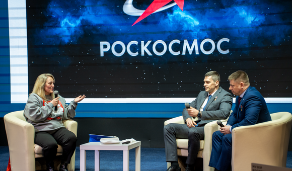 Космонавты передали в дар музею новый предмет– символ Международной физико-технической контрольной «Выходи решать!» кота Котангенса.