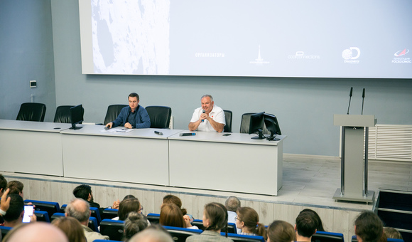 В рамках «Лунной недели» в Музее космонавтики арт-объединение CoolConnections представили документальный фильм «Аполлон-11». О лунной программе рассказали лётчик-космонавт, Герой Советского Союза Александр Иванович Лавейкин и научный сотрудник Музея космонавтики Александр Фарафонов.