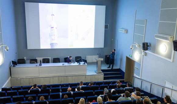 В Музее космонавтики прошла прямая трансляция старта космического корабля «Союз МС-13». Встречу провели научные сотрудники музея Александр Фарафонов и Дмитрий Ерёменко.