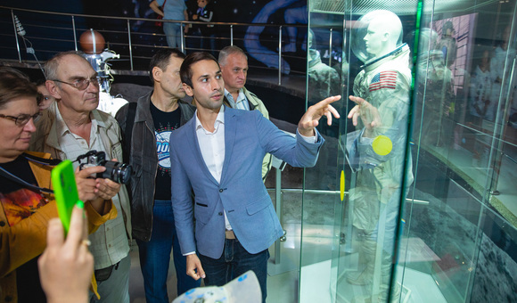 После презентации книги Джеймса Хансена «Первый человек. Жизнь Нила Армстронга» издательства БОМБОРА посетителей ждала экскурсия по лунной экспозиции Музея космонавтики. 