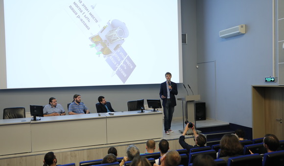 В Музее космонавтики прошла презентация облика лунного спутника. Проект представили его создатели: инженеры и космические энтузиасты. Основная задача — съёмка наиболее интересных участков Луны.