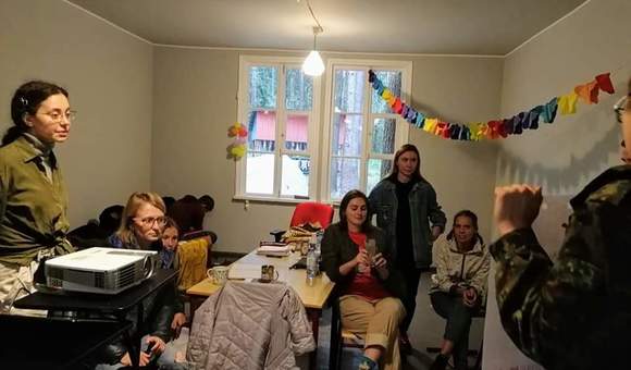 Сотрудник отдела внемузейных проектов и выставок Анастасия Пржевальская провела мастер-класс для научных коммуникаторов в Летней школе. Анастасия рассказала о партнёрских проектах музея и предложила коммуникаторам придумать партнёров, с которыми им бы хотелось сделать проект мечты. 