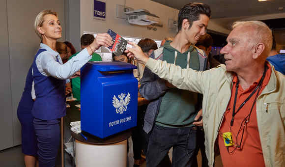 В день открытия обновленной экспозиции зала «Утро космической эры» из московского Музея космонавтики можно было отправить открытку в любую точку мира. Партнёрами акции стали Почта России и информационное агентство России ТАСС.