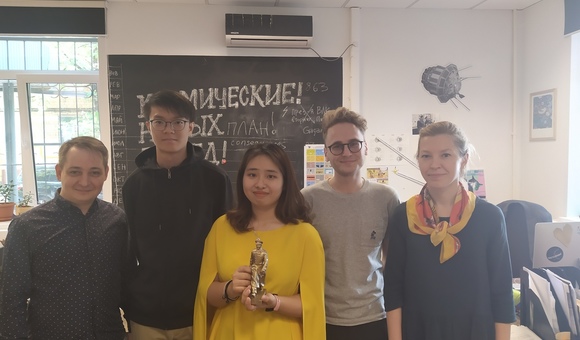 В пресс-службе Музея космонавтики завершили стажировку студенты из Гонг Конга, которые по программе обмена приехали в РосНОУ. Во время стажировки практиканты занимались переводами текстов музея с английского на китайский.