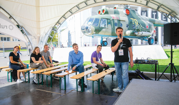 Научный сотрудник отдела музейной педагогики Музея космонавтики Денис Прудник выступил с лекцией «Space X: чудо маркетинга или чудо техники?» на фестивале RUKAMI.