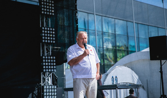 Второй день фестиваля RUKAMI открыл Герой Советского Союза, лётчик-космонавт Александр Иванович Лавейкин.