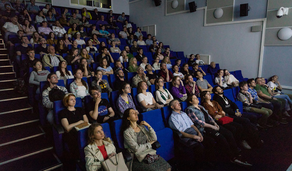 В завершение программы первого дня Дня города гостей музея ждал просмотр научно-популярных фильмов. Программа была подготовлена совместно с телеканалом Discovery.