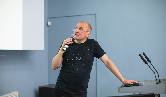 Фотограф-художник Федерации космонавтики России Олег Семёнов выступил с лекцией «Марс глазами его "обитателей"» на спецсобытии «В поисках "space oddity": гуманитарный фокус», в рамках конференции «Представляя необычное».