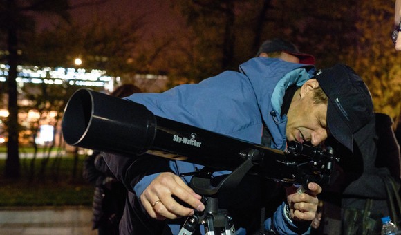 Во время Всемирной недели космоса Московский астрономический клуб совместно с Музеем космонавтики провели бесплатные астрономические наблюдения в телескопы. Посетители увидели Сатурн, Юпитер, яркие звёзды и звёздные скопления.