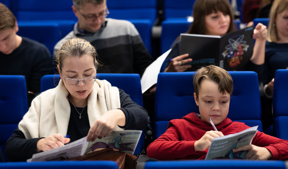 В Музее космонавтики прошла семейная образовательно-просветительская акция «Mendeleev Lab» («Химическая лабораторная»). Завлабом стал Владимир Сизов, ассистент кафедры химии и технологии высокомолекулярных соединений РХТУ им. Д. И. Менделеева.
