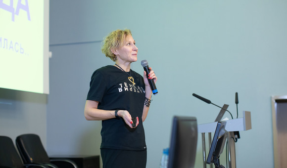 Ирина Шрайбер, доктор физико-математических наук, научный сотрудник Европейского Центра Ядерных Исследований (ЦЕРН, Женева) рассказала о тёмной и светлой стороне Вселенной, из чего состоит наш мир и большом адронном коллайдере.