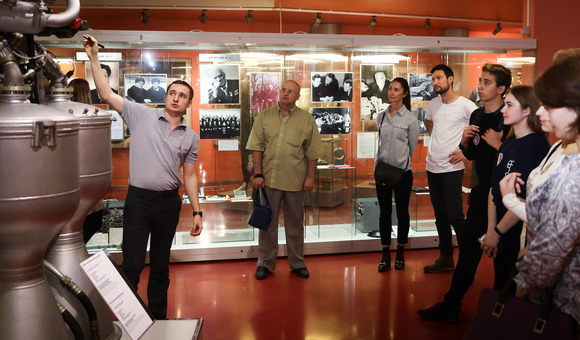 Победители конкурса Роскосмоса и Музея космонавтики ко Всемирной неделе космоса посетили экскурсию «Мама, я технарь».