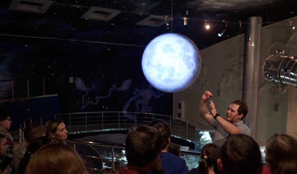 Всё, что вы хотели знать о космосе, но боялись спросить: в рамках акции Департамента культуры "Ночь искусств" в Музее космонавтики прошли сборные экскурсии по экспозиции музея.