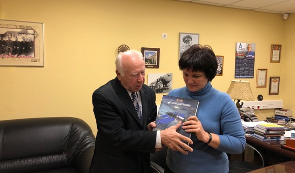 Начальник научно-исследовательского центра ВПК «НПО машиностроения» Леонард Дмитриевич Смиричевский подарил Музею космонавтики книгу «Огранка Алмазов», изданную ВПК «НПО машиностроения».