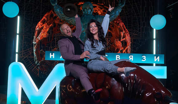 Новый гость шоу #МКСнаCвязи — комик Владимир Маркони. В этот раз мы увидим как бывший ведущий «Реутов ТВ» участвует в космическом родео. Гость с орбиты - космонавт Роскосмоса Олег Скрипочка.
