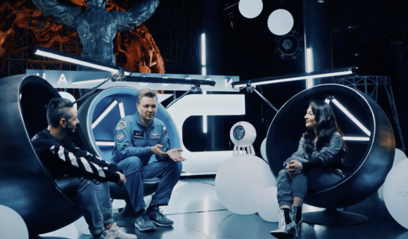 Гость четвертого выпуска шоу #МКСнаСвязи  — Тимур Родригез!  Посмотрим, выдержит ли он настоящие космические испытания и как предложит одеваться тем, кто отправляется на орбиту.   Сегодня в студии наш частый собеседник 1 сезона - космонавт Роскосмоса Олег Кононенко. Он вернулся из «космической командировки» и смог, наконец, зайти к нам лично, не прибегая к видеосвязи.