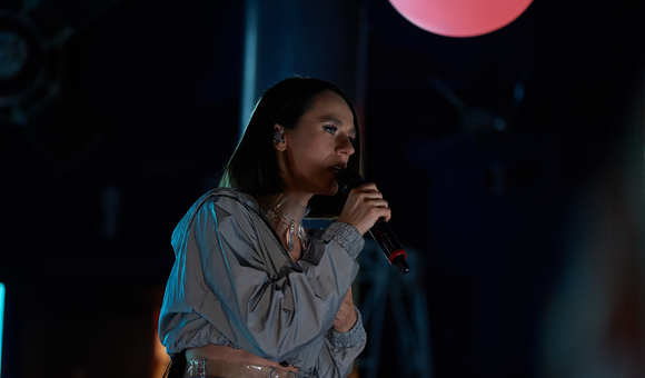 Новый гость 5 выпуска шоу #МКСнаСвязи — Катя Иванчикова, которую больше знают под псевдонимом IOWA!  В этом выпуске мы услышим, что Катя знает о космосе, посмотрим, сможет ли Катя озвучивать всё что угодно и узнаем, готова ли певица к космическому полету.  Гость орбиты - космонавт Роскосмоса Александр Скворцов.