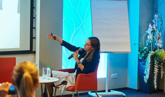 На встрече Sponsor Consulting руководитель отдела внемузейных проектов и выставок Ольга Низовцева поделилась опытом Музея космонавтики в проектах развивающих территории и рассказала о фестивале UNISTAR ARMENIA FESTIVAL.