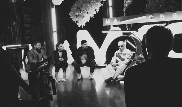 Гостями новогоднего выпуска шоу Роскосмоса и ВКонтакте «МКС на связи», съёмки которого проходят в главном зале Музея космонавтики, стали певица Ёлка, Андрей Звонкий, солист группы Burito — Игорь Бурнышев, космонавт Роскосмоса Олег Артемьев, а на связи с борта Международной космической станции — Александр Скворцов.