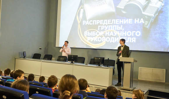 В Музее космонавтики прошло вводное занятие со школой №152 в рамках программы «Музейная исследовательская работа».