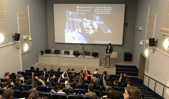 В Музее космонавтики прошла лекция «Устройство Международной космической станции». О работе космонавтов школьникам рассказал научный сотрудник Денис Прудник.