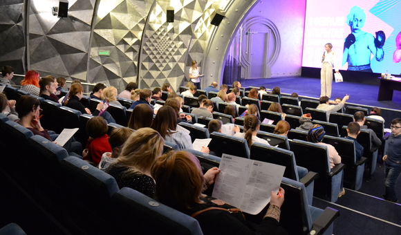 В День российской науки в Музее космонавтики в третий раз прошла просветительская акция «Открытая лабораторная». Ведущей лабораторной стала Ирина Шрайбер — кандидат физико-математических наук, научный сотрудник Европейского Центра Ядерных Исследований (ЦЕРН, Женева).