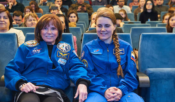 В Музее космонавтики прошла встреча с одной из первых женщин-астронавтов НАСА, доктором медицины и магистром наук по химии Анной Ли Фишер. Специальным гостем мероприятия стала космонавт Роскосмоса Анна Кикина. Встреча посвящена Международному дню женщин и девочек в науке.