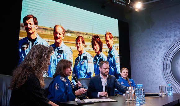 Одна из первых женщин-астронавтов НАСА, доктор медицины и магистр наук по химии Анна Ли Фишер впервые посетила с визитом московский Музей космонавтики.