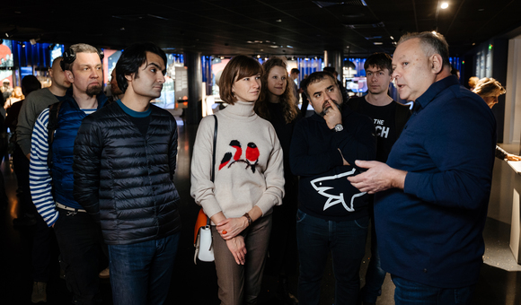 На экскурсии в Музее космонавтики побывала команда знатоков «Что? Где? Когда?» Балаша Касумова. О космосе им рассказал Герой Советского Союза, лётчик-космонавт СССР Александр Иванович Лавейкин.