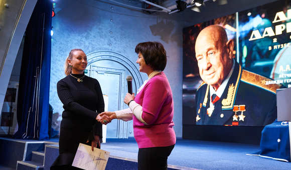 По решению семьи и согласно последнему завещанию дважды Героя Советского Союза, лётчика-космонавта Алексея Архиповича Леонова — в фонды Музея космонавтики были переданы картины из собрания семьи Леоновых, которые сейчас можно увидеть на выставке «Леонов».