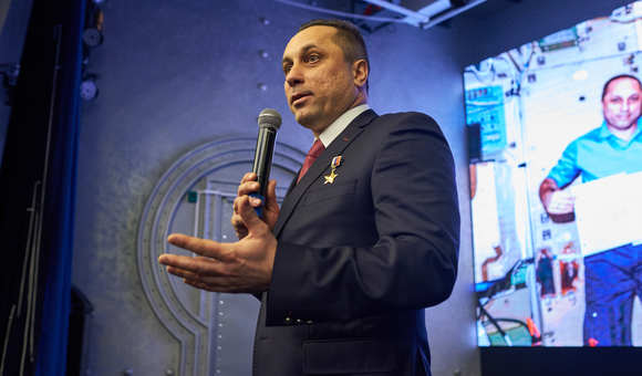 На тест-драйве Тотального диктанта космонавт Антон Шкаплеров рассказал, как он писал диктант на МКС.