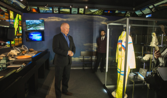 Совместно с культурным центром «Вулканариум» и космонавтом Олегом Артемьевым московский Музей космонавтики открыл выставку «Вулканы и космос. Соединяя миры» в Петропавловске-Камчатском. Увидеть выставку можно будет до 15 июня 2020 года.автом Олегом Артемьевым московский Музей космонавтики открыл выставку «Вулканы и космос. Соединяя миры» в Петропавловске-Камчатском.