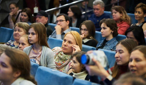 23 февраля в День защитника Отечества в Музее космонавтики прошёл День мужского кино. Посетители музея посмотрели фильмы «Максим Перепелица», «Салют-7», «Белорусский вокзал» и «Время первых».
