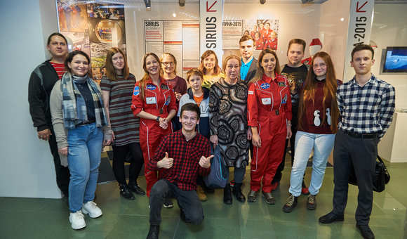 Экскурсию по выставке «Земля—Луна—Марс… Остаться в живых» для победителей конкурса от Музея космонавтики и ТАСС провели участницы эксперимента SIRIUS-19 Стефания Федяй и Дарья Жидова. Девушки рассказали о длительных экспериментах по имитации полётов к Луне и Марсу и о подготовке человека к воздействию невесомости в наземных условиях.