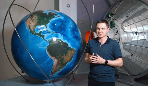 Музей космонавтики открыл онлайн-серию мини-экскурсий «Мама, я технарь!» для всех, кто в душе считает себя технарём и для кого космос — это прежде всего научный расчёт и мысль, воплощённая в «железо». В пилотном выпуске экскурсовод первой категории Музея космонавтики Александр Фарафонов рассказал о небесной механике и орбитах, по которым летают корабли и спутники.