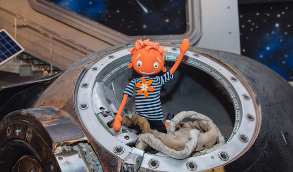 На странице Музея космонавтики в Инстаграме музейный педагог Альфред Вардазарян читает сказку «Буравчик выходит на орбиту. Приключения в Музее космонавтики». Это добрая книжка про приключения маленького мальчика и его подруги рассчитана на младших школьников. Узнаем, кто изобрел первый телескоп, что такое космос, почему с Земли видна только одна сторона Луны и почему котов не берут в космонавты.