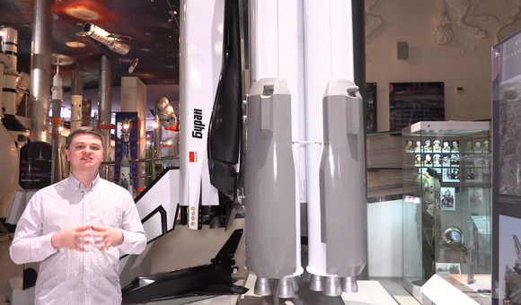 Сегодня старший научный сотрудник отдела научной популяризации московского Музея космонавтики Денис Прудник проводит урок по геометрии для 9-10 класса. На примере макета ракеты-носителя «Энергия», входившей в состав многоразовой транспортной космической системы «Энергия—Буран», вы узнаете о стереометрии и о том, как она применяется при проектировании и конструировании настоящей космической техники.