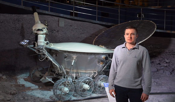 В новом выпуске рубрики «Мама, я технарь!» экскурсовод первой категории московского Музея космонавтики Александр Фарафонов рассказал о первом самоходном аппарате на поверхности другого небесного тела — советской АМС «Луна-17», известной всем как «Луноход-1»