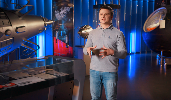 В рамках совместного проекта с Яндекс.Школой «Просто космос» старший научный сотрудник отдела научной популяризации московского Музея космонавтики Денис Прудник рассказал о том, почему космонавты спят на станции стоя, зачем проводят перед полётом дегустацию космического питания и сколько выходных у экипажа МКС.