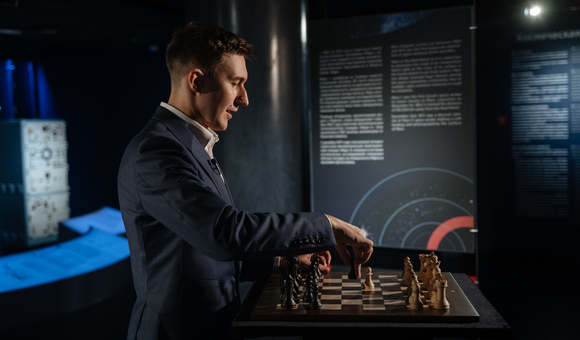 В мачте «Космос-Земля» приняли участие Анатолий Иванишин, лётчик-космонавт, Герой Российской Федерации и Иван Вагнер, космонавт-испытатель, которые играли с борта МКС. За Землю играл чемпион мира по быстрым шахматам и блицу, двукратный победитель командного чемпионата мира в составе сборной России Сергей Карякин. Он будет вёл партию из Музея космонавтики. 