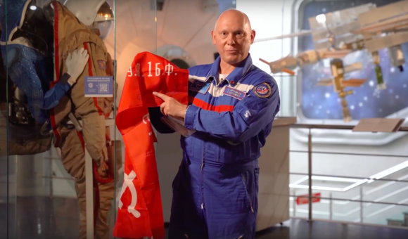 В День проведения парада Победы Герой России, лётчик-космонавт Олег Артемьев передал в фонды Музея космонавтики копию Знамени Победы, которая побывала с ним на Международной космической станции в 2018 году.