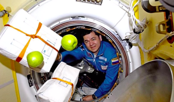 Сегодня старший научный сотрудник Музея космонавтики Дмитрий Ерёменко в рамках рубрики «Неочевидные факты о космосе» рассказал в онлайн-эфире, почему космонавты едят яблоки после посадки. 