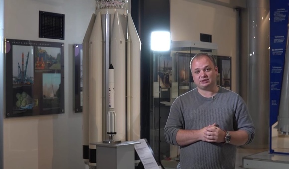 В новом выпуске рубрики «Просто о космосе» заместитель заведующего отделом научной популяризации Музея космонавтики Александр Рыжов рассказал об истории появления космических ракет, их устройстве, а также о значимых различиях между ракетами-носителями «Восток» и «Союз». 