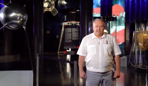 В честь празднования 75-летия парада Победы Музей космонавтики подготовил специальный проект, посвященный этому событию. О празднике Великой Победы рассказали лётчик-космонавт, Герой Советского Союза, Александр Иванович Лавейкин, старший научный сотрудник музея, Дмитрий Ерёменко и лётчик-космонавт, Герой Российской Федерации, Олег Германович Артемьев!