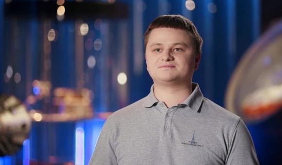 В продолжении тематического проекта Музея космонавтики и Яндекс.Школы старший научный сотрудник отдела научной популяризации московского Музея космонавтики Денис Прудник рассказал о первом космическом аппарате, который преодолел притяжение Земли и достиг второй космической скорости — советской автоматической межпланетной станции «Луна-1»