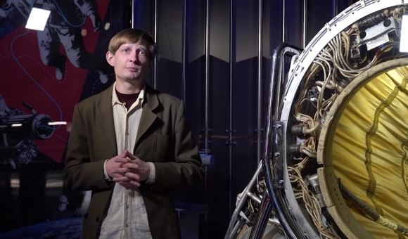 В очередном выпуске постоянной рубрики «Мама, я технарь!» экскурсовод первой категории Музея космонавтики Павел Гайдук рассказал о том, что такое вакуум, как его измеряли помощью первого искусственного спутника Земли и для чего всем первым космическим аппаратам придавали форму сферы.