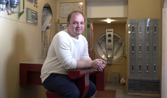 Александр Рыжов, заместитель заведующего отделом научной популяризации Музея космонавтики, в выпуске постоянной рубрики «Просто о космосе» рассказал о жизни космонавтов на орбитальной станции.